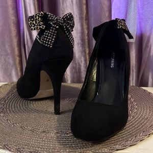 Heels with bows